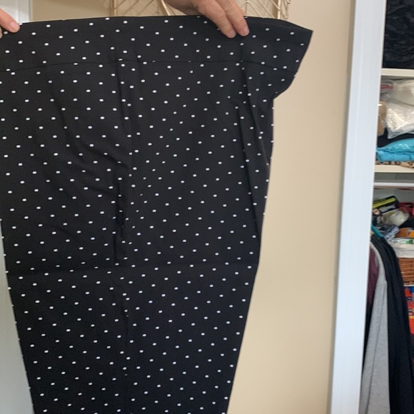 Avenue elastic waist Sz 28 Capri pants. Black wire dots. Floral border. So cute - Picture 5 of 7